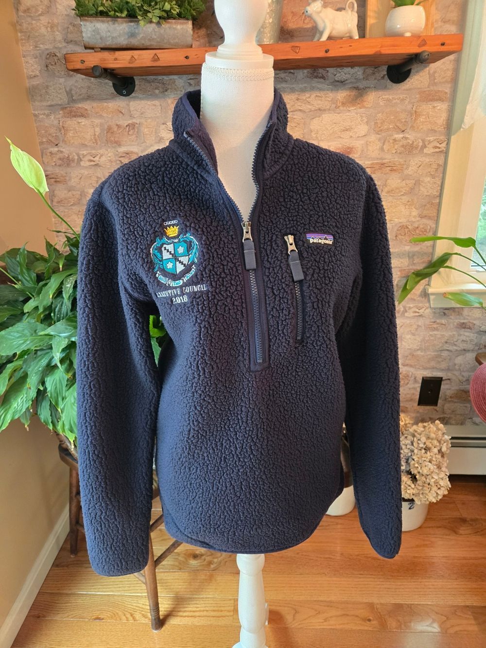 Patagonia womans Navy Sherpa Fleece Pullover with Embroidered Crest